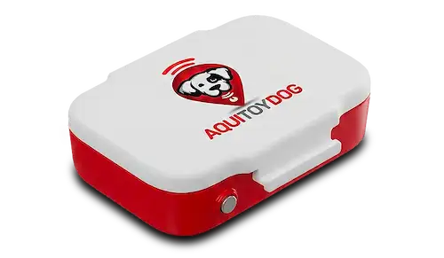 Dispositivo localizador GPS para perros marca AQUITOYDOG en color blanco y rojo sobre fondo transparente.